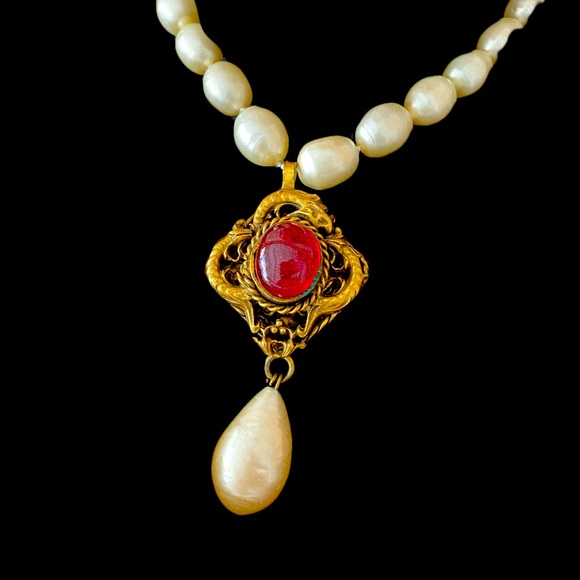 CHANEL Jewelry - CHANEL GRIPOIX PENDANT 1984